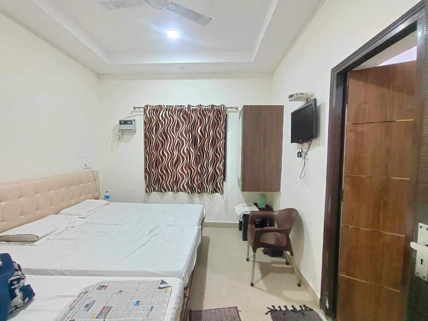 Guest room with television in Tirumala